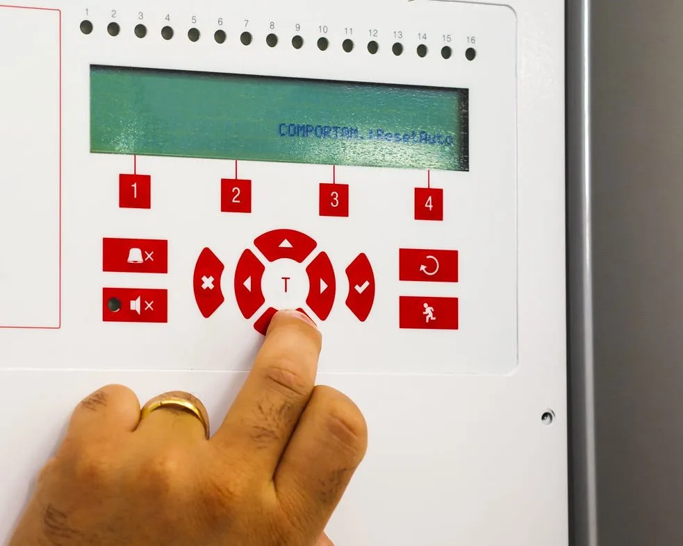 Un technicien travaille le feu de système de panneau de boîte. Un technicien travaille le feu ou le détecteur de fumée de système de panneau de boîte